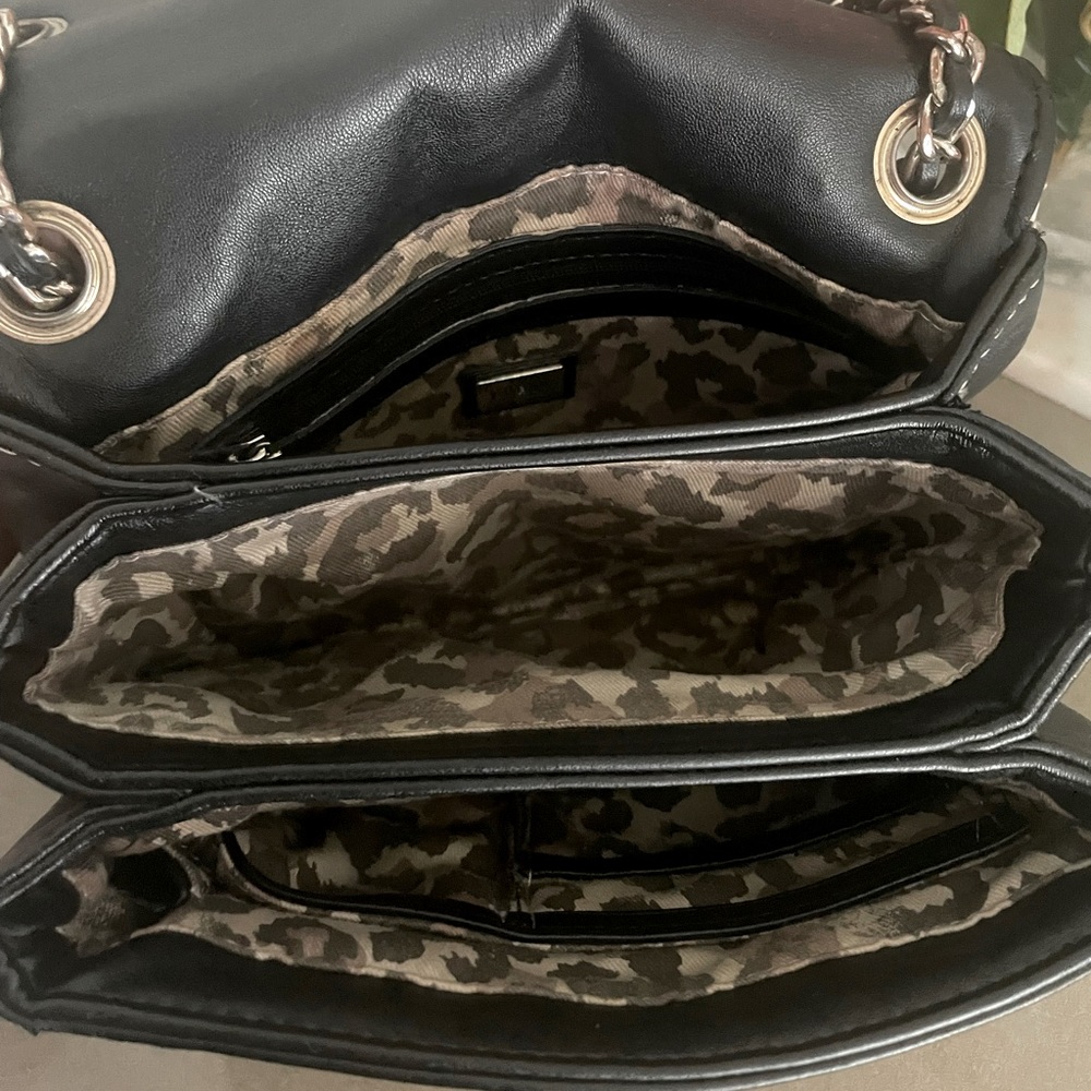 BLACK AND WHITE SMALL GUESS HANDBAG! - Picture 3 of 5